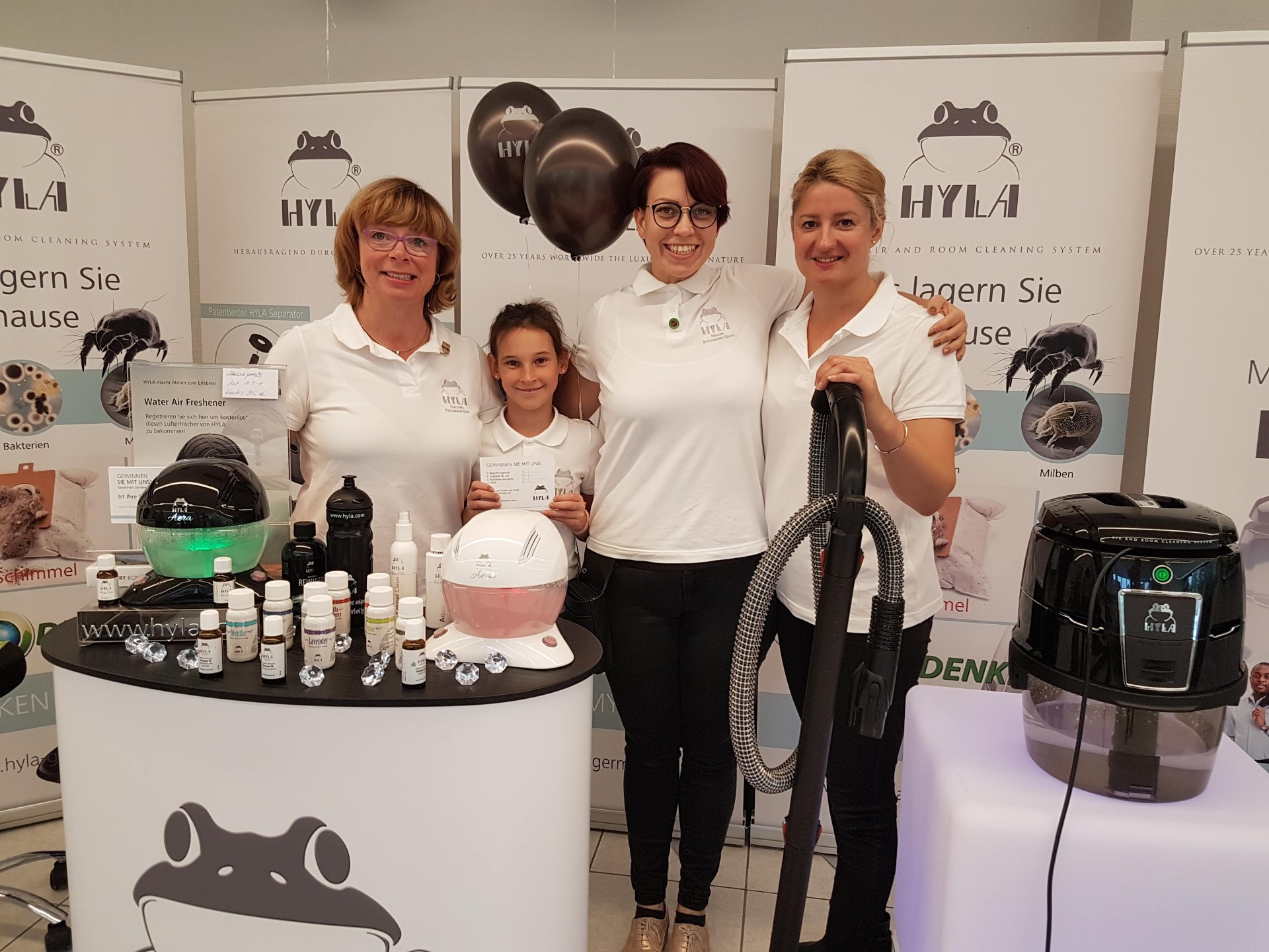 Nicole Schneider-Grain an einem Messestand