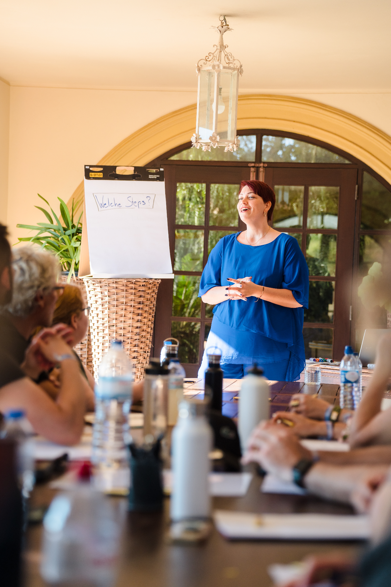 Nicole beim Workshop vor dem Flipchart in der Villa