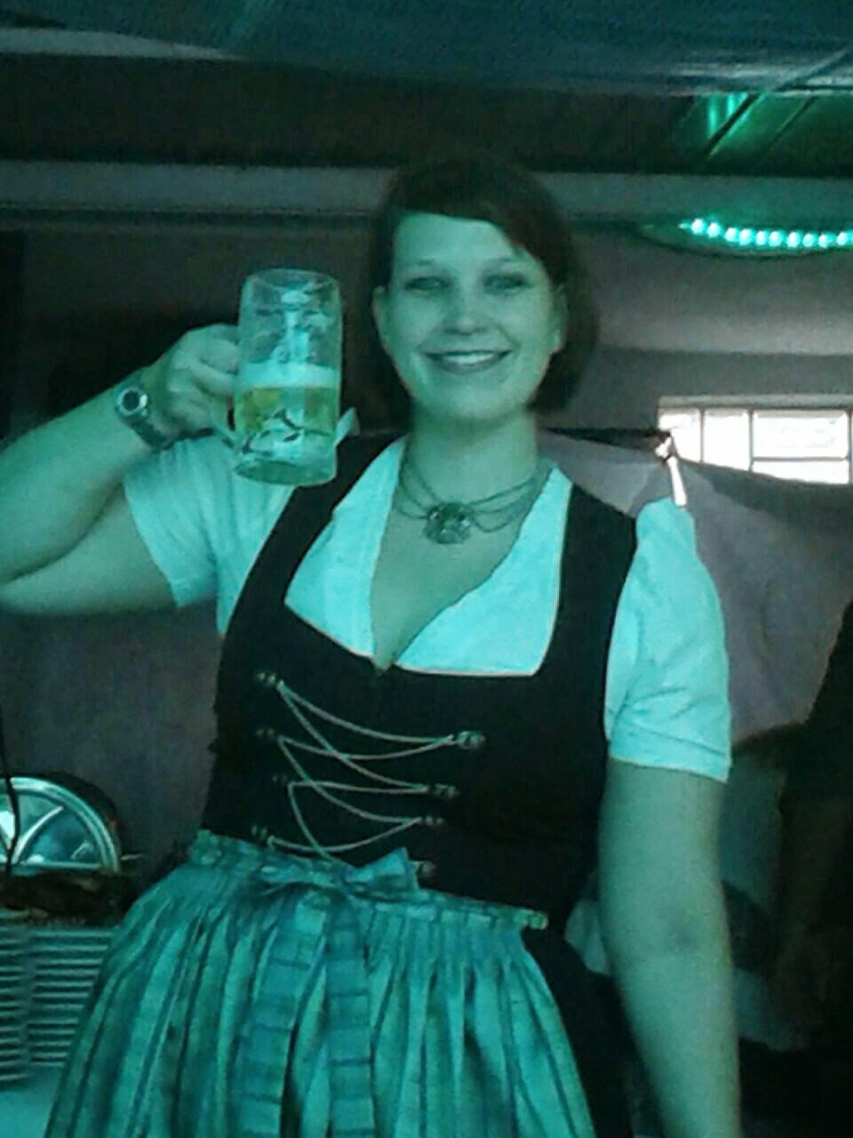 Nicole Schneider-Grain in Tracht beim Kellnern