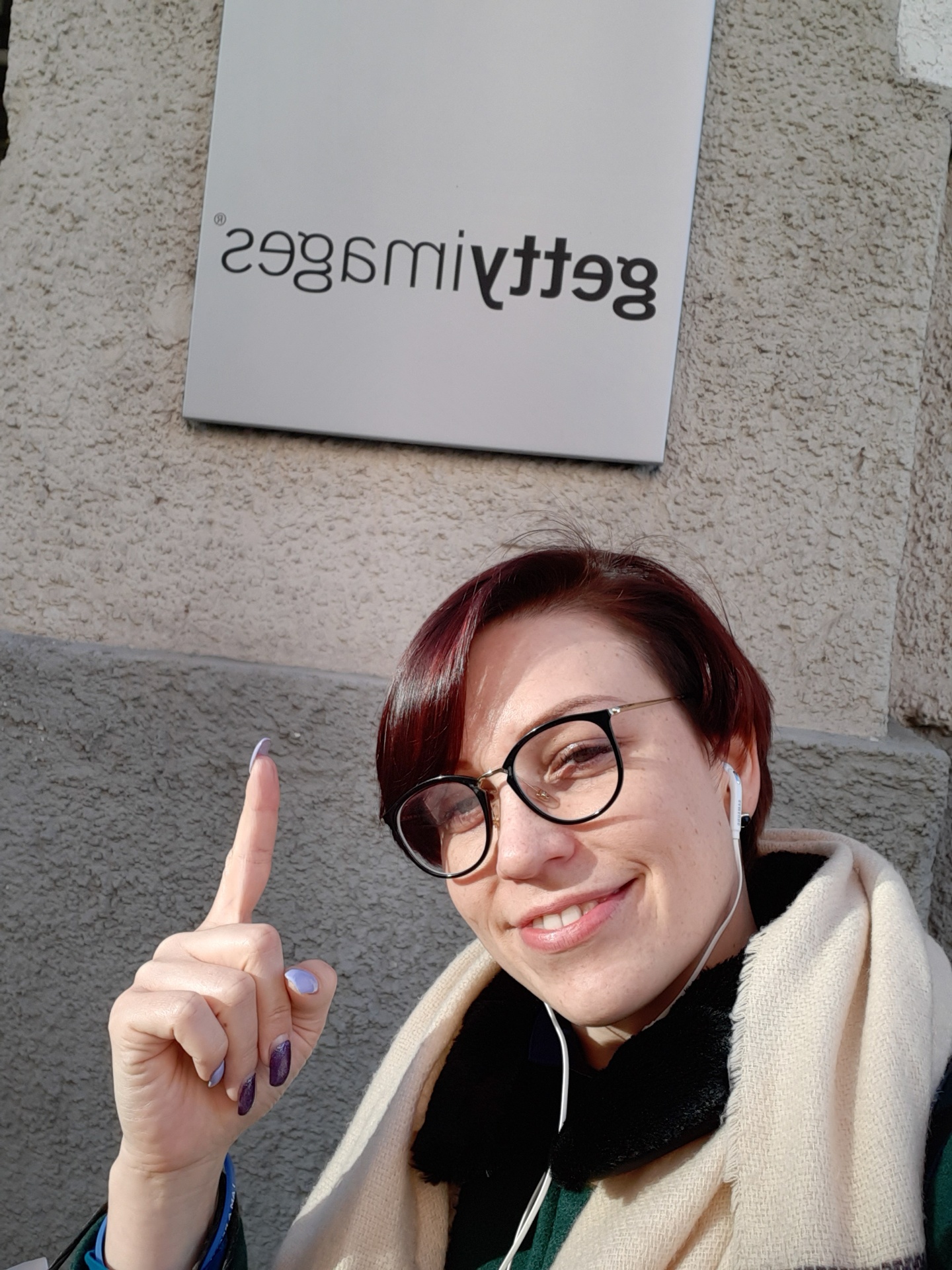 Nicole Schneider-Grain vor dem Getty Images Schild