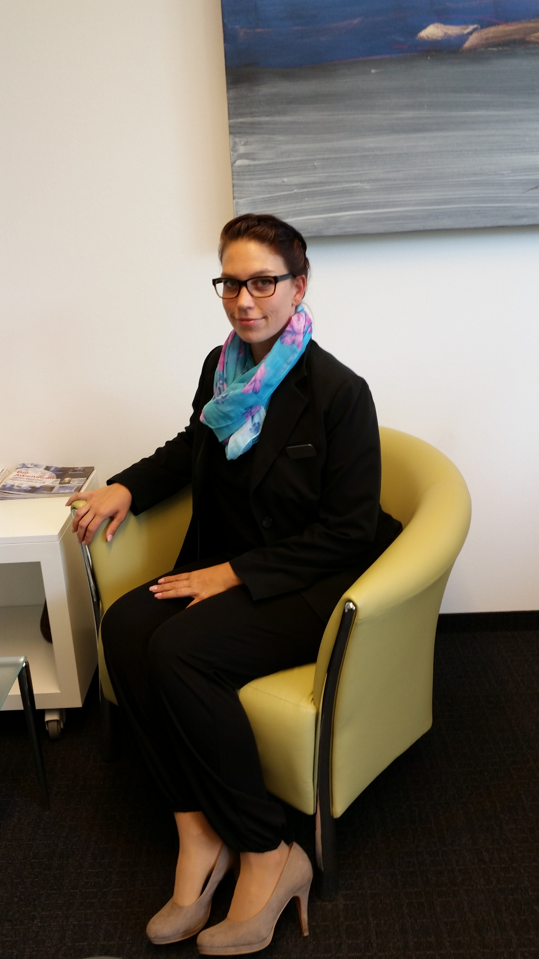 Nicole Schneider-Grain im Business-Outfit im Empfangsbereich